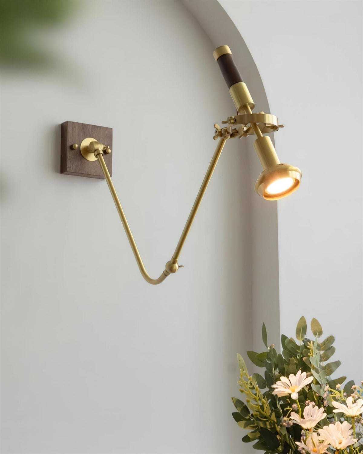 Lampada da parete regolabile in ottone con finitura noce, stile vintage e spot industriale