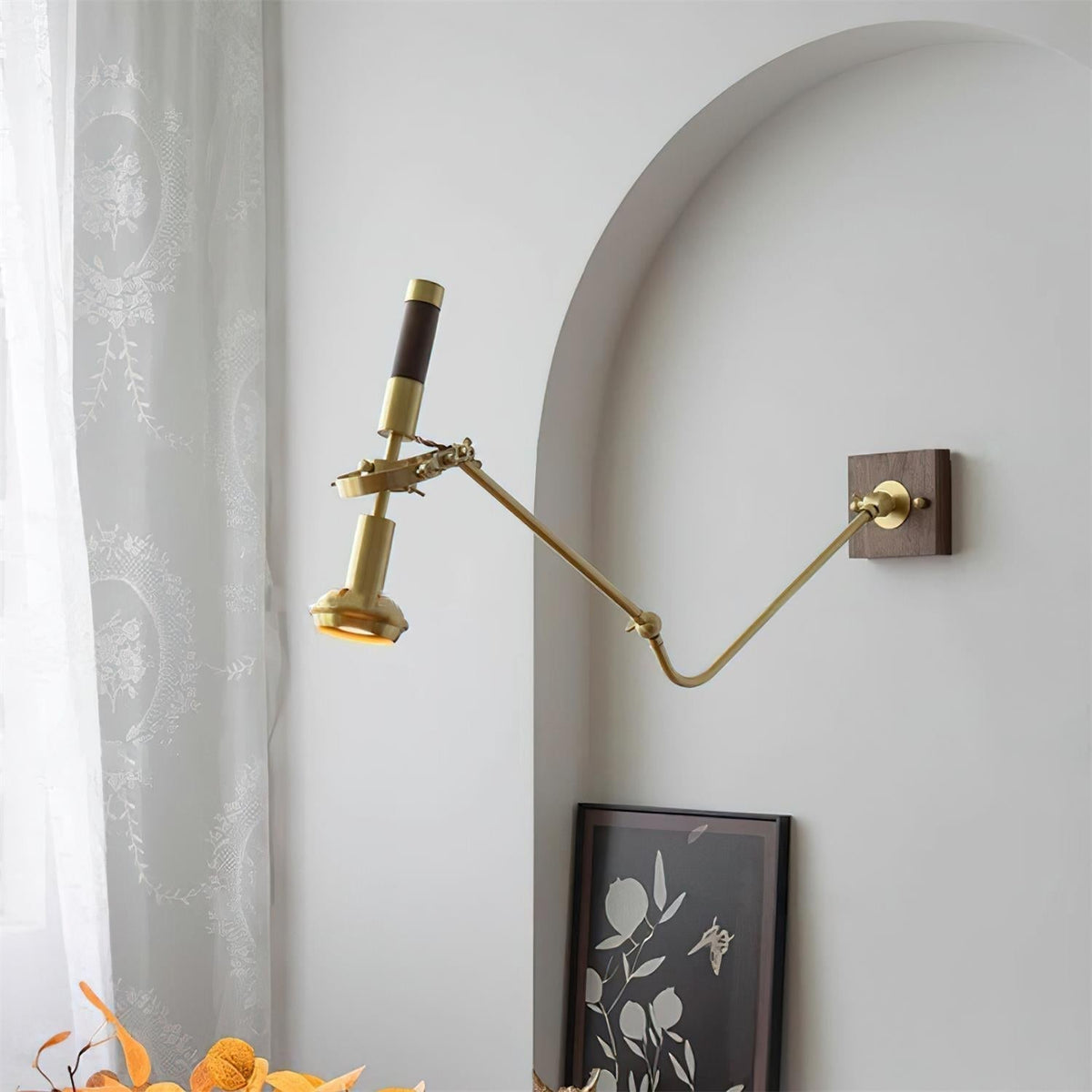 Lampada da parete regolabile in ottone con finitura noce, stile vintage e spot industriale