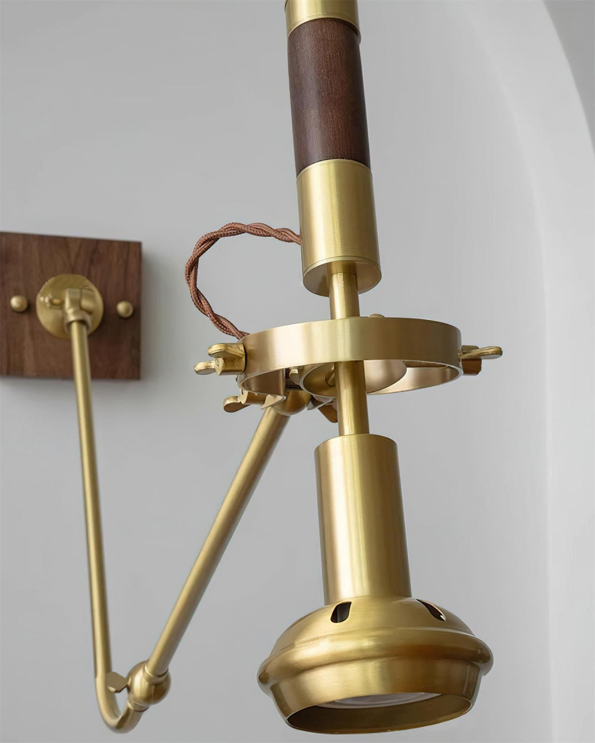 Lampada da parete regolabile in ottone con finitura noce, stile vintage e spot industriale
