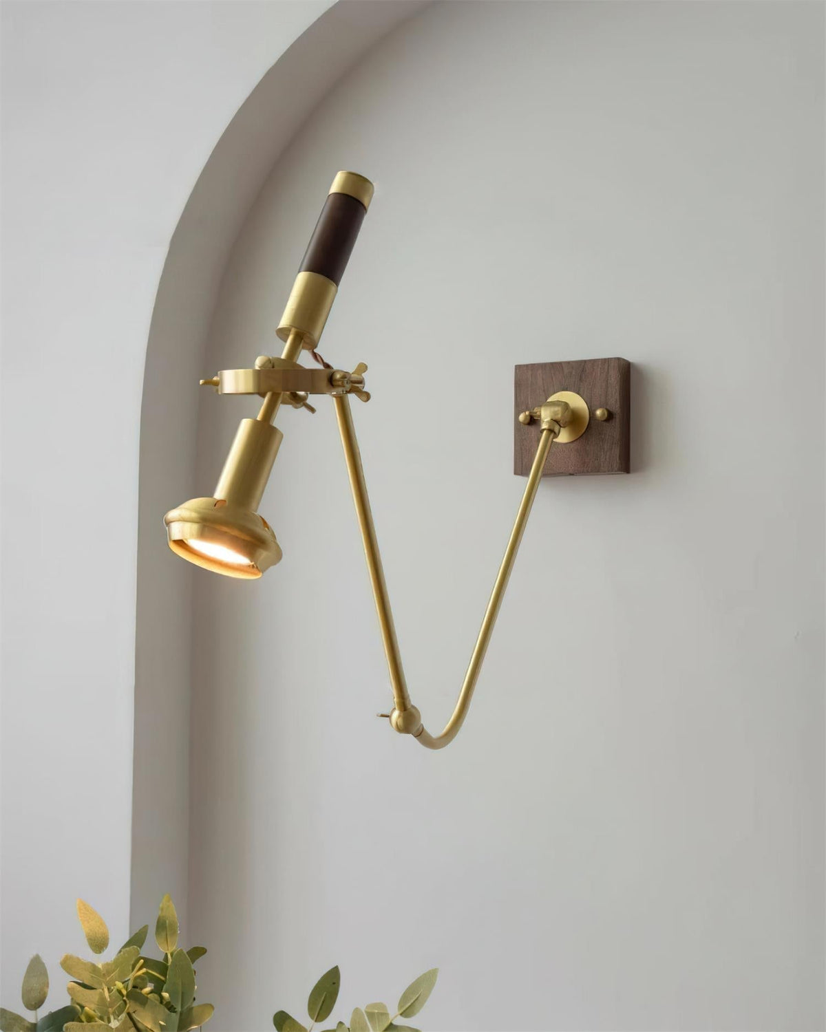 Lampada da parete regolabile in ottone con finitura noce, stile vintage e spot industriale