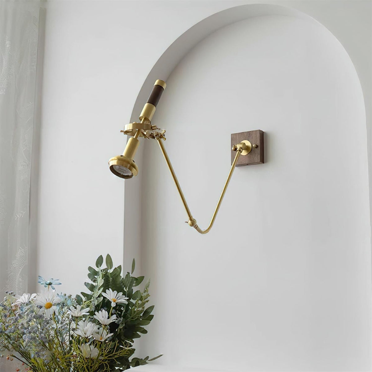 Lampada da parete regolabile in ottone con finitura noce, stile vintage e spot industriale