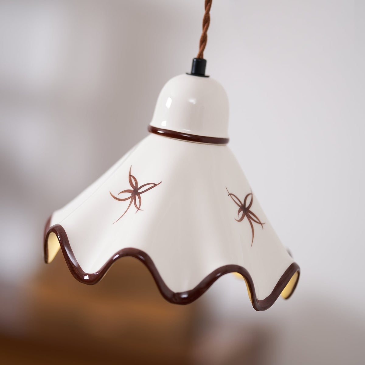 Lampada a sospensione in ceramica con paralume ondulato e bordo rustico marrone, stile retro country