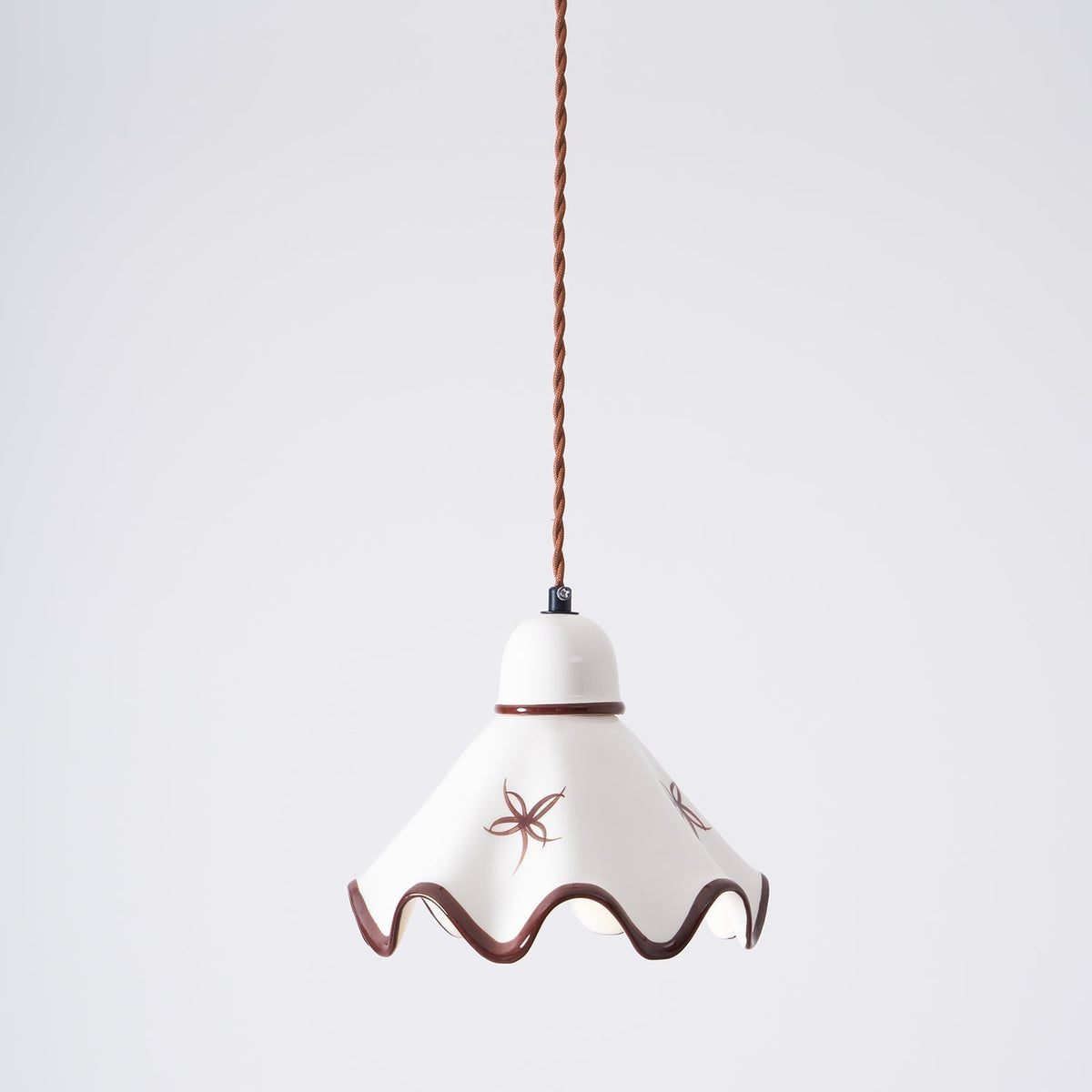 Lampada a sospensione in ceramica con paralume ondulato e bordo rustico marrone, stile retro country