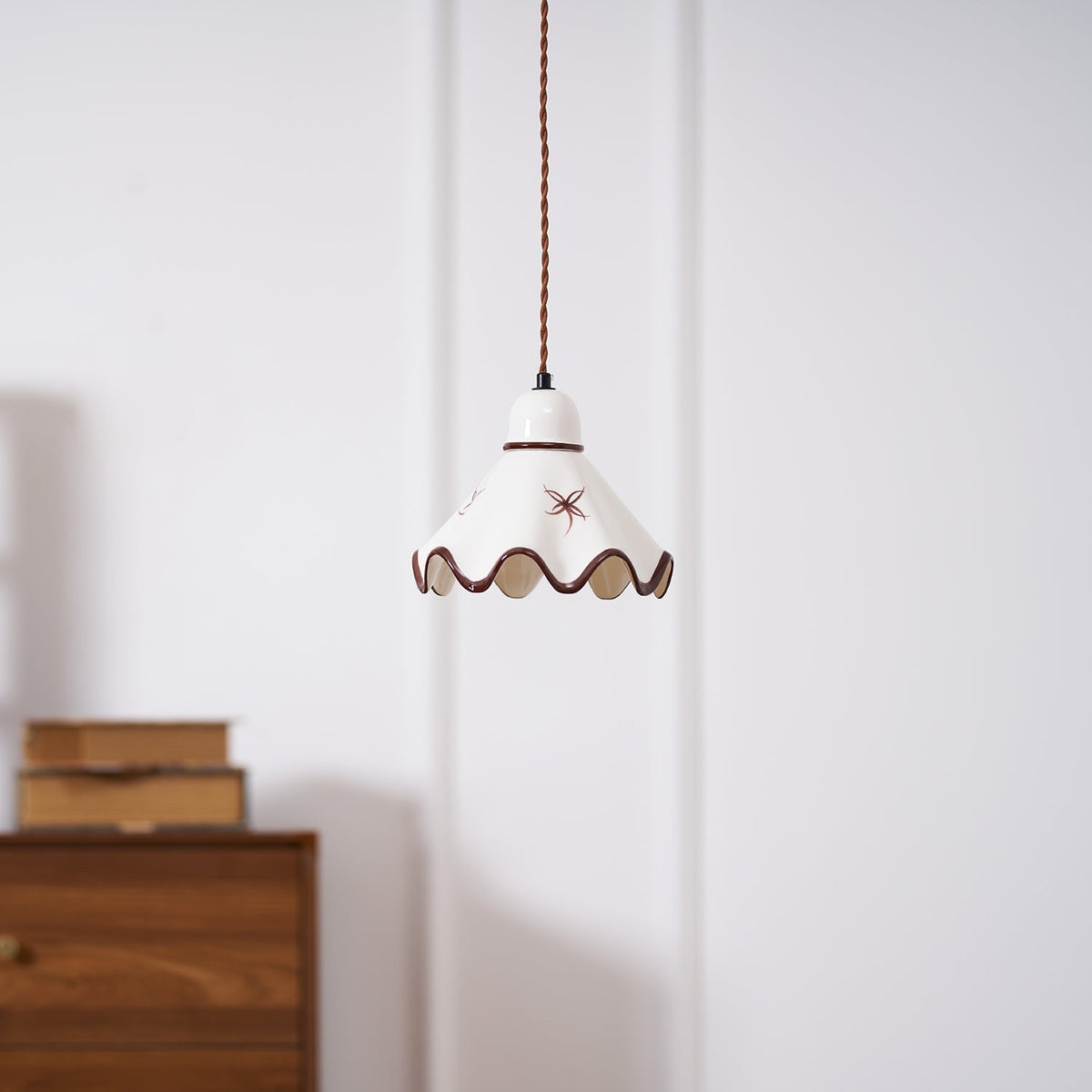 Lampada a sospensione in ceramica con paralume ondulato e bordo rustico marrone, stile retro country