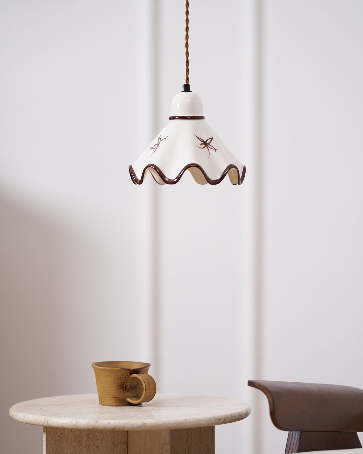 Lampada a sospensione in ceramica con paralume ondulato e bordo rustico marrone, stile retro country