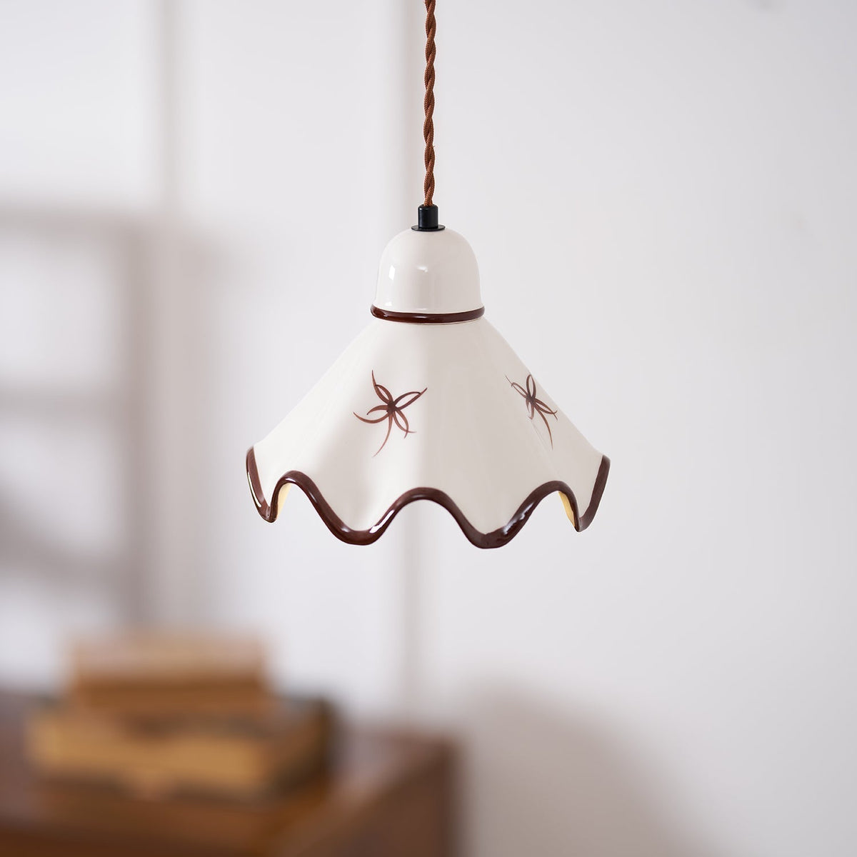 Lampada a sospensione in ceramica con paralume ondulato e bordo rustico marrone, stile retro country