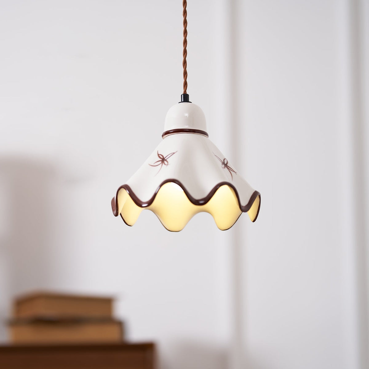 Lampada a sospensione in ceramica con paralume ondulato e bordo rustico marrone, stile retro country