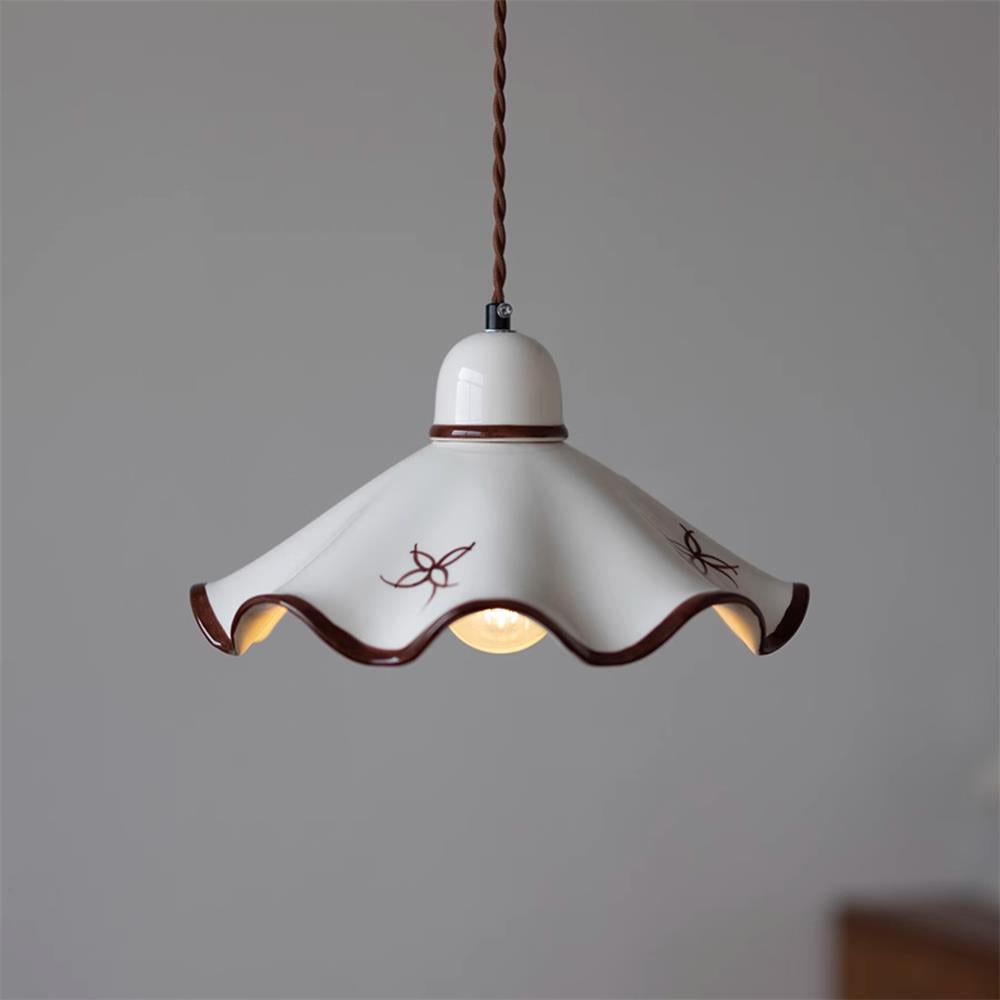 Lampada a sospensione in ceramica con paralume ondulato e bordo rustico marrone, stile retro country