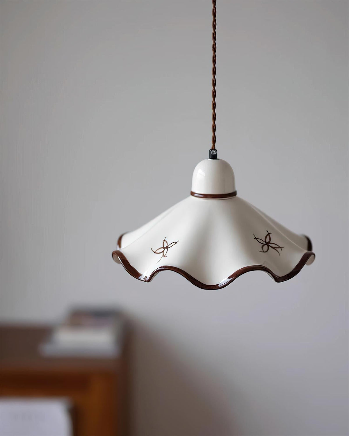 Lampada a sospensione in ceramica con paralume ondulato e bordo rustico marrone, stile retro country