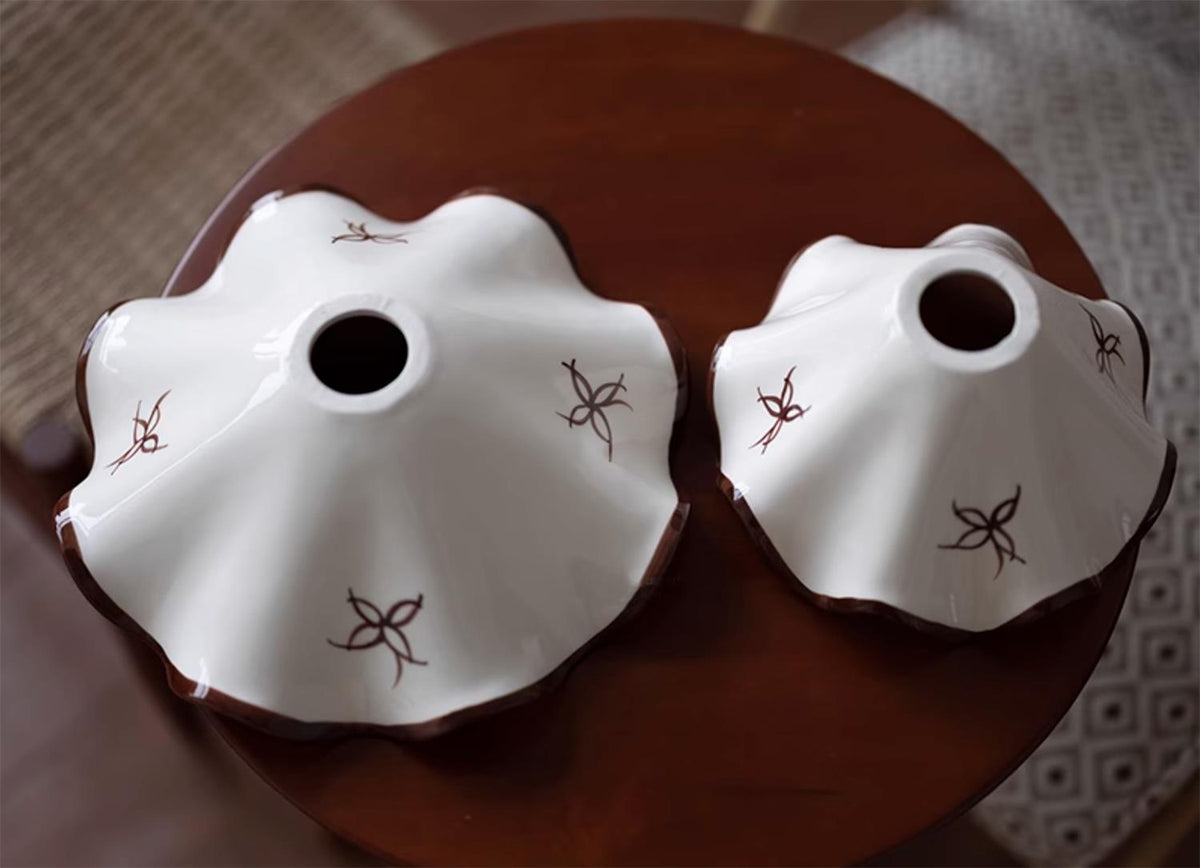 Lampada a sospensione in ceramica con paralume ondulato e bordo rustico marrone, stile retro country