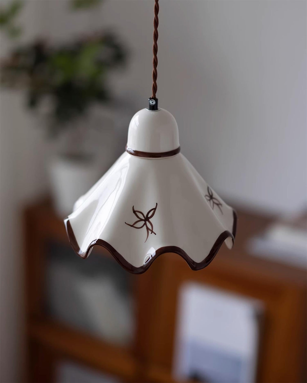 Lampada a sospensione in ceramica con paralume ondulato e bordo rustico marrone, stile retro country