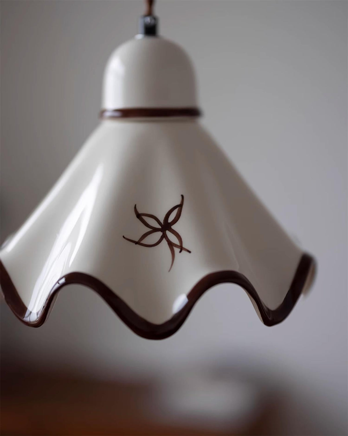 Lampada a sospensione in ceramica con paralume ondulato e bordo rustico marrone, stile retro country