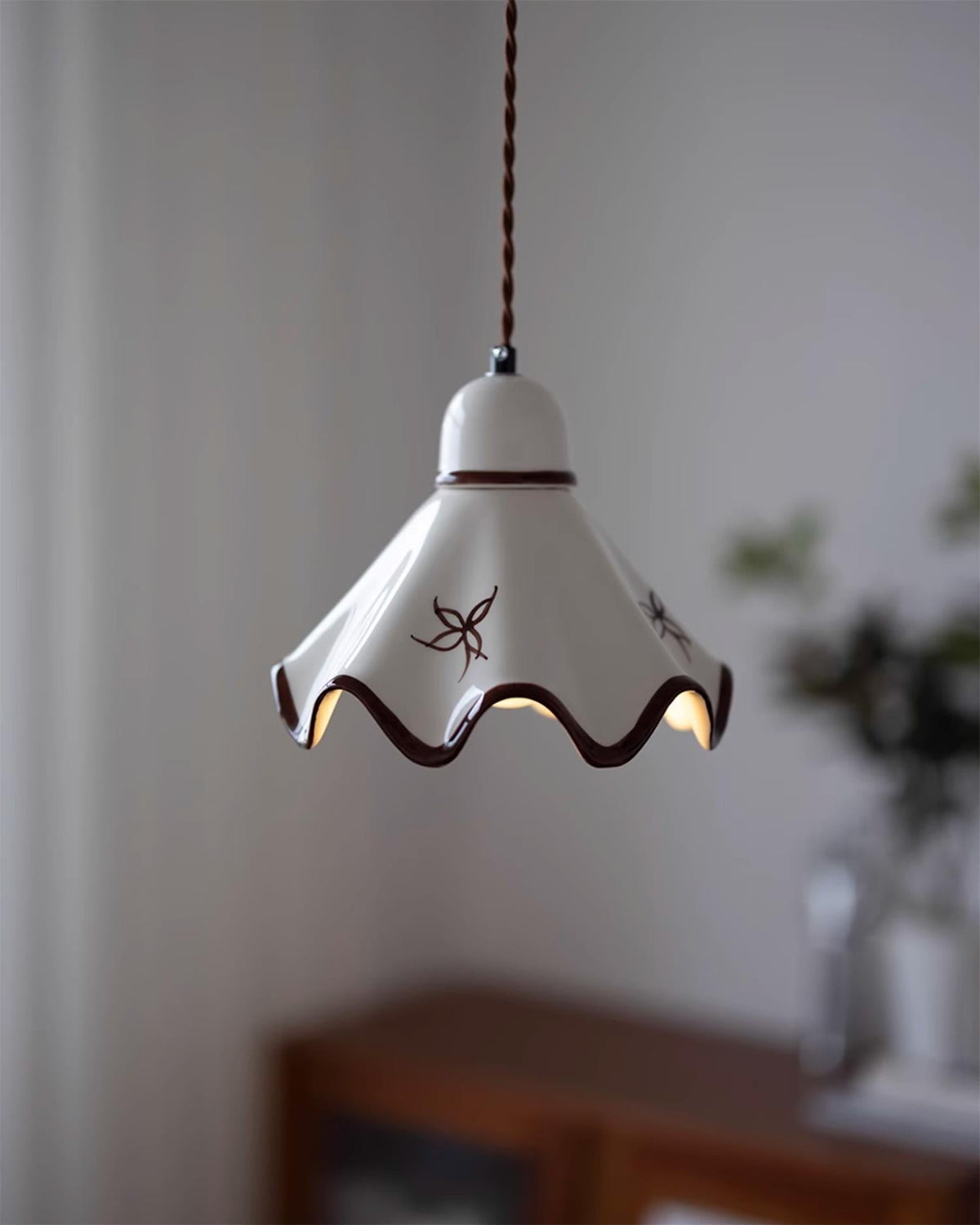 Lampada a sospensione in ceramica con paralume ondulato e bordo rustico marrone, stile retro country