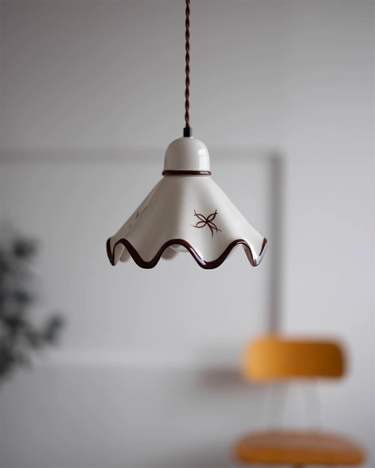 Lampada a sospensione in ceramica con paralume ondulato e bordo rustico marrone, stile retro country