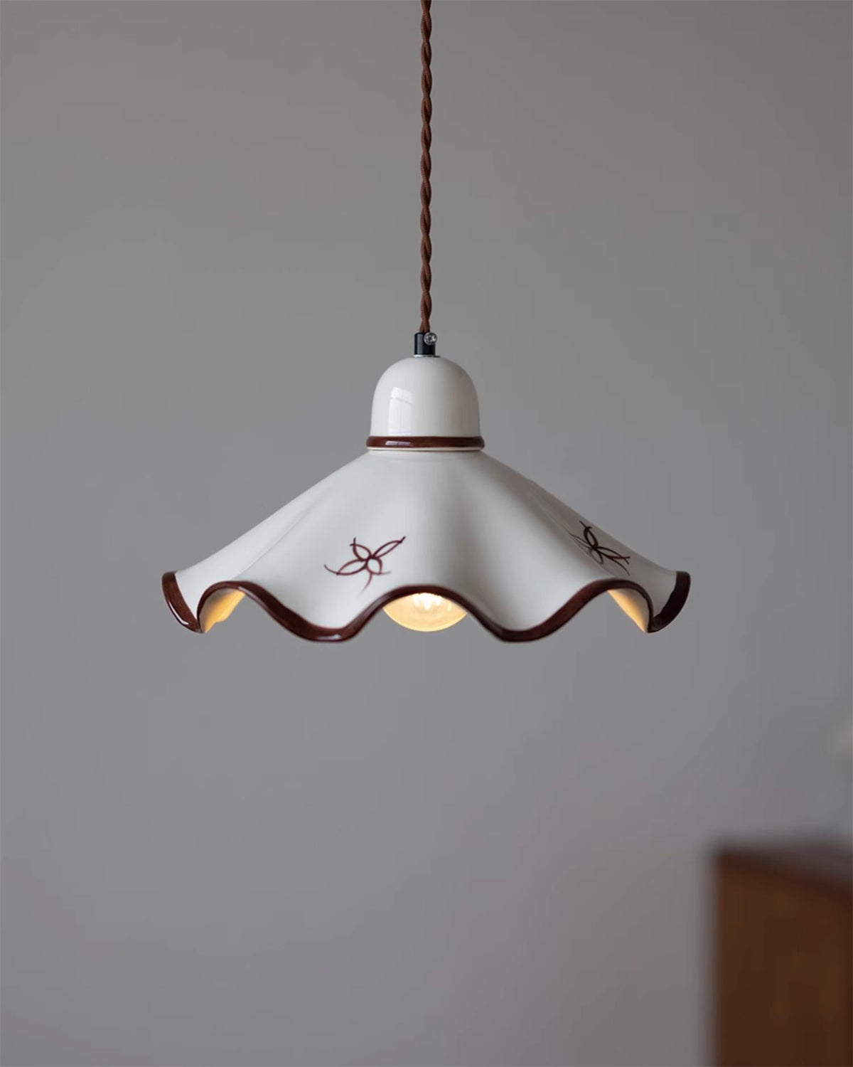 Lampada a sospensione in ceramica con paralume ondulato e bordo rustico marrone, stile retro country