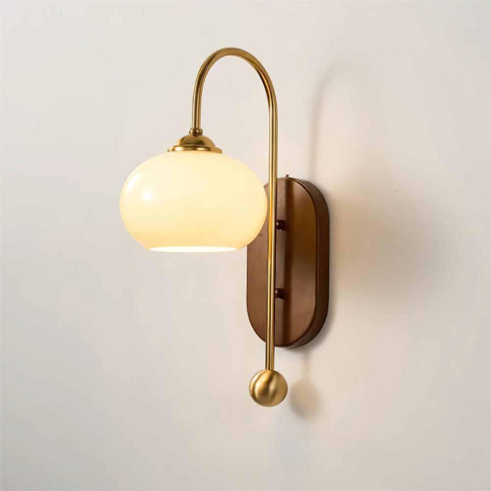 Lampada da parete in metallo e vetro con paralume sferico liscio e retropannello in legno