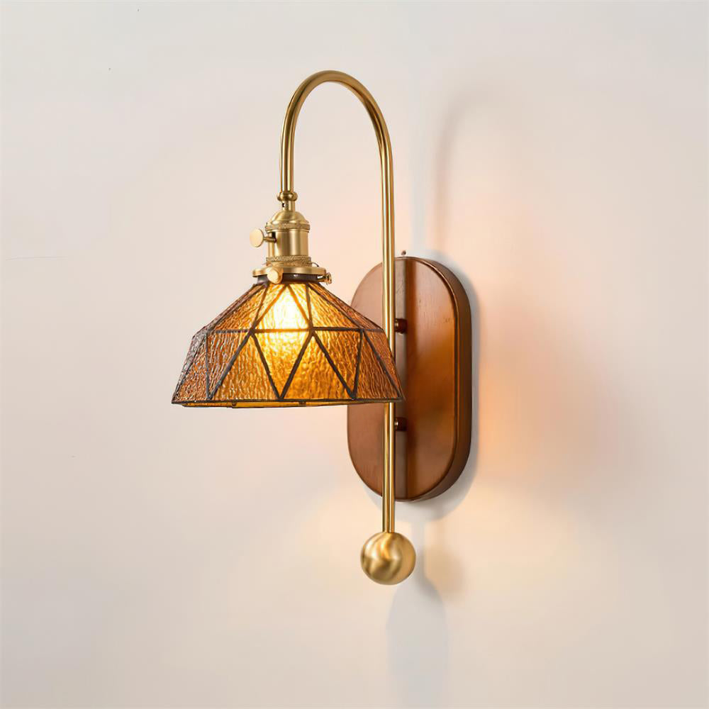 Lampada da parete in metallo e vetro con paralume sferico liscio e retropannello in legno