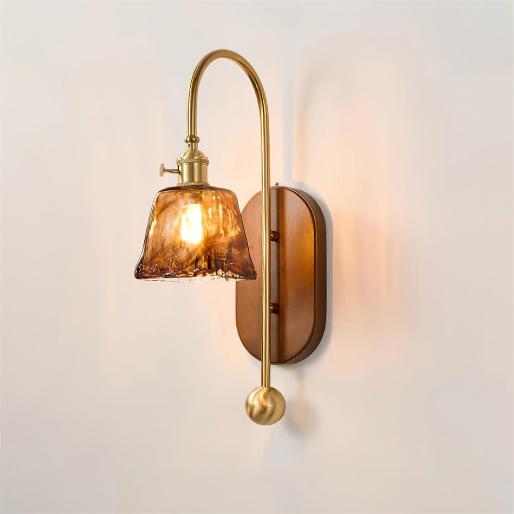 Lampada da parete in metallo e vetro con paralume sferico liscio e retropannello in legno
