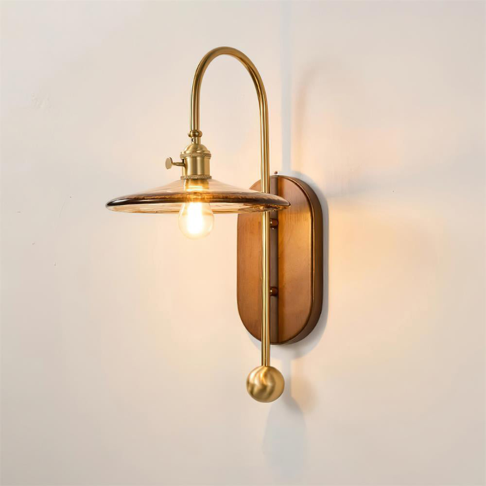 Lampada da parete in metallo e vetro con paralume sferico liscio e retropannello in legno