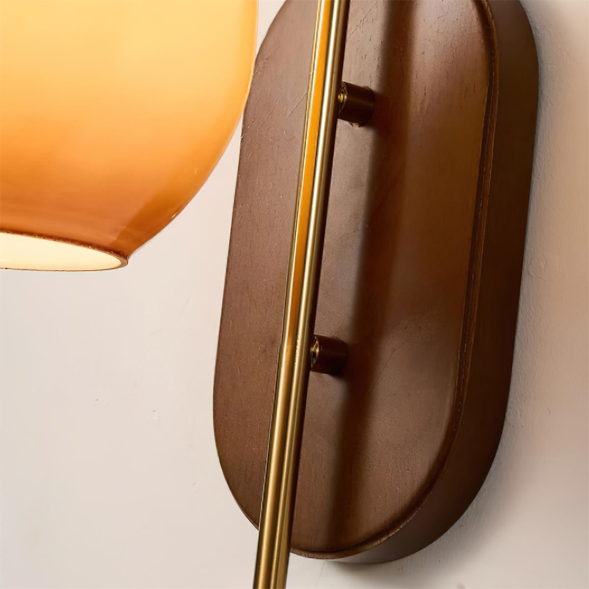 Lampada da parete in metallo e vetro con paralume sferico liscio e retropannello in legno