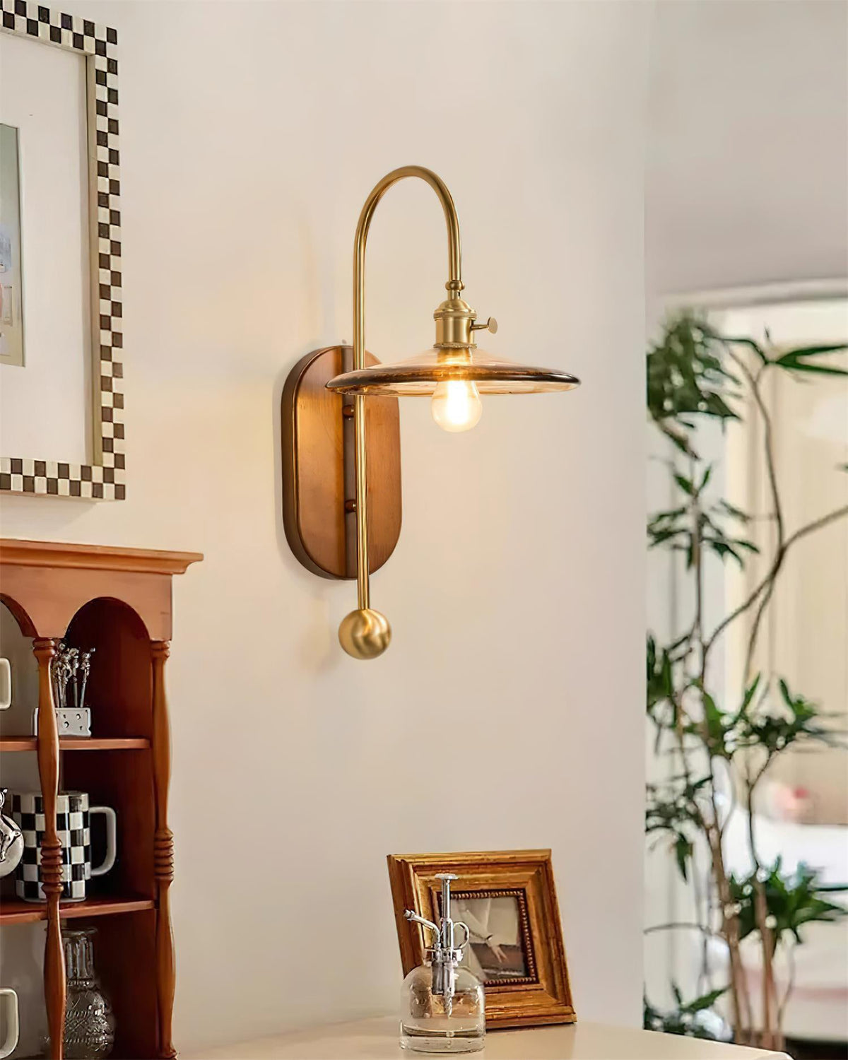 Lampada da parete in metallo e vetro con paralume sferico liscio e retropannello in legno