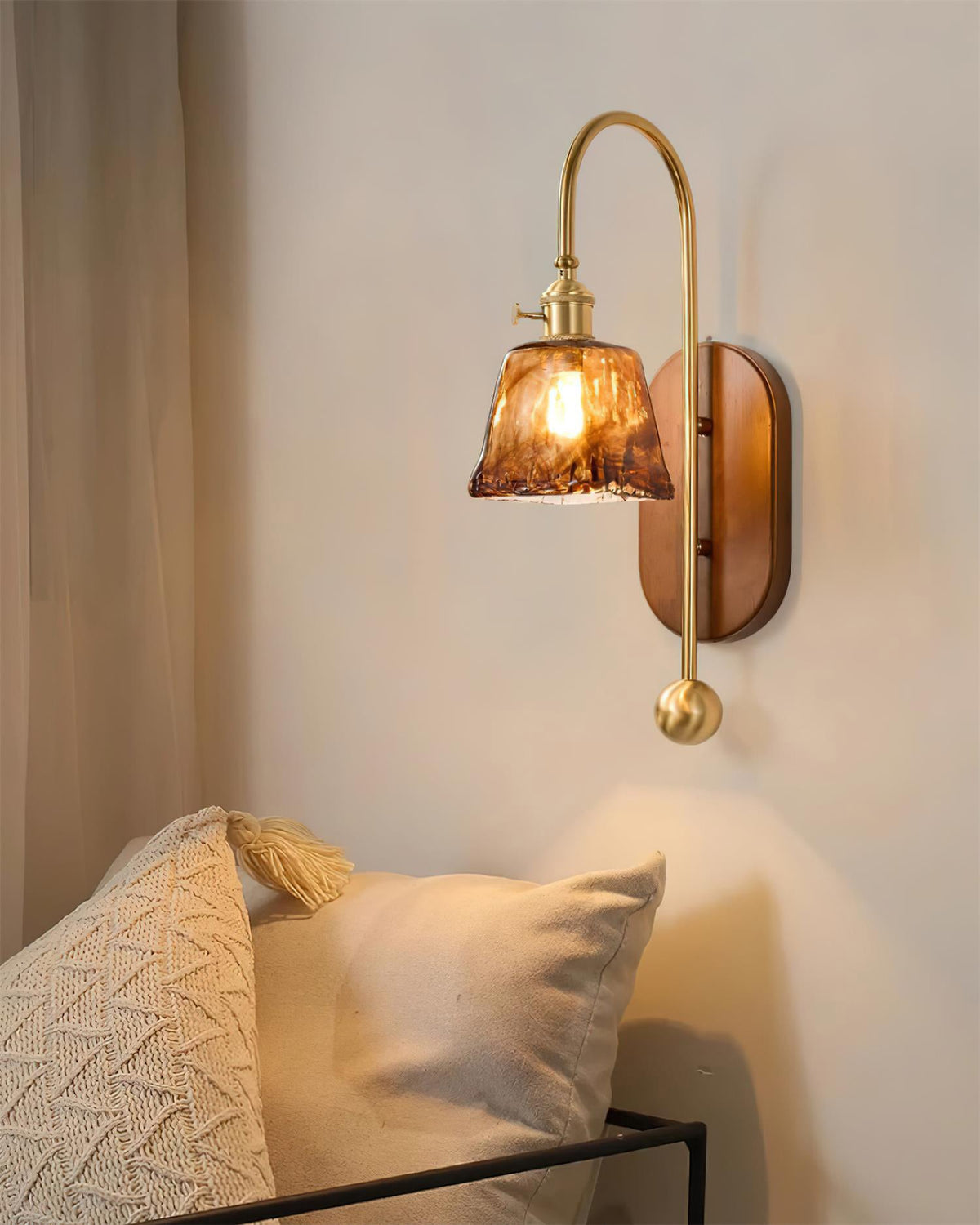 Lampada da parete in metallo e vetro con paralume sferico liscio e retropannello in legno