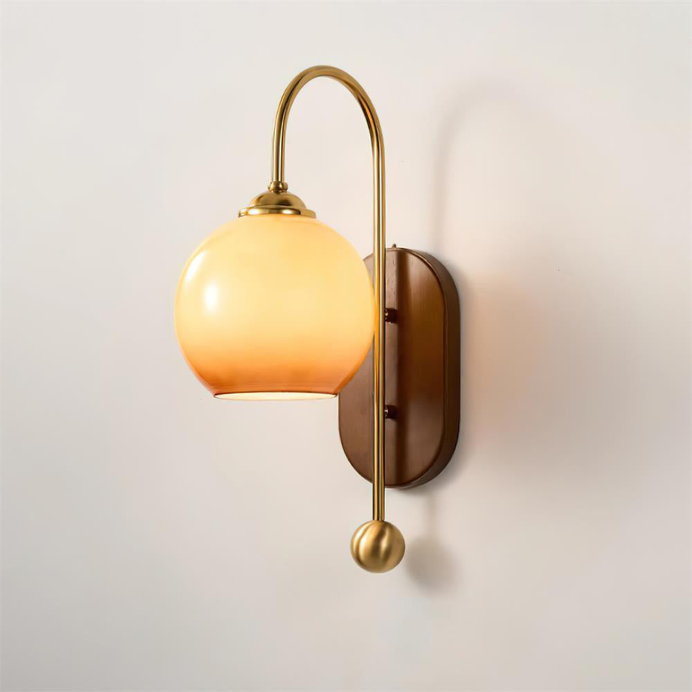 Lampada da parete in metallo e vetro con paralume sferico liscio e retropannello in legno