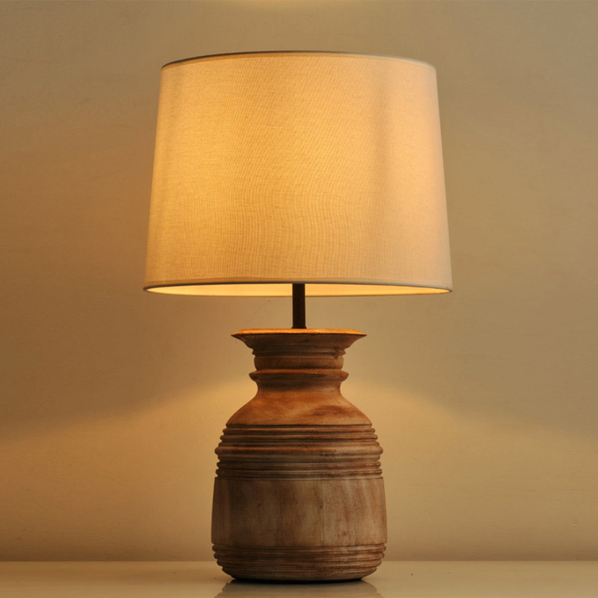 Isyaria lampada da tavolo