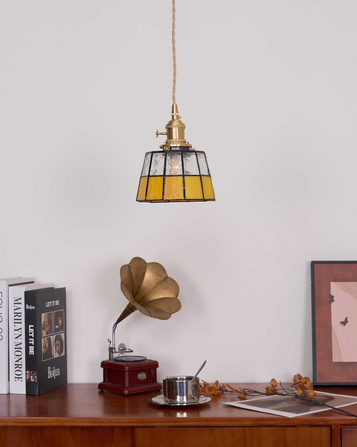 Lampada a sospensione in ottone con paralume in vetro colorato, motivo vintage e stile retrò