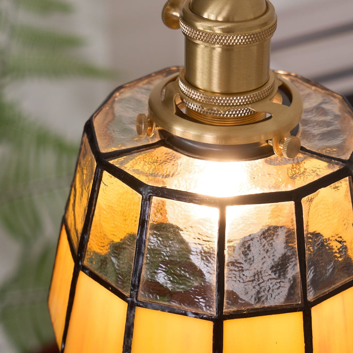 Lampada a sospensione in ottone con paralume in vetro colorato, motivo vintage e stile retrò