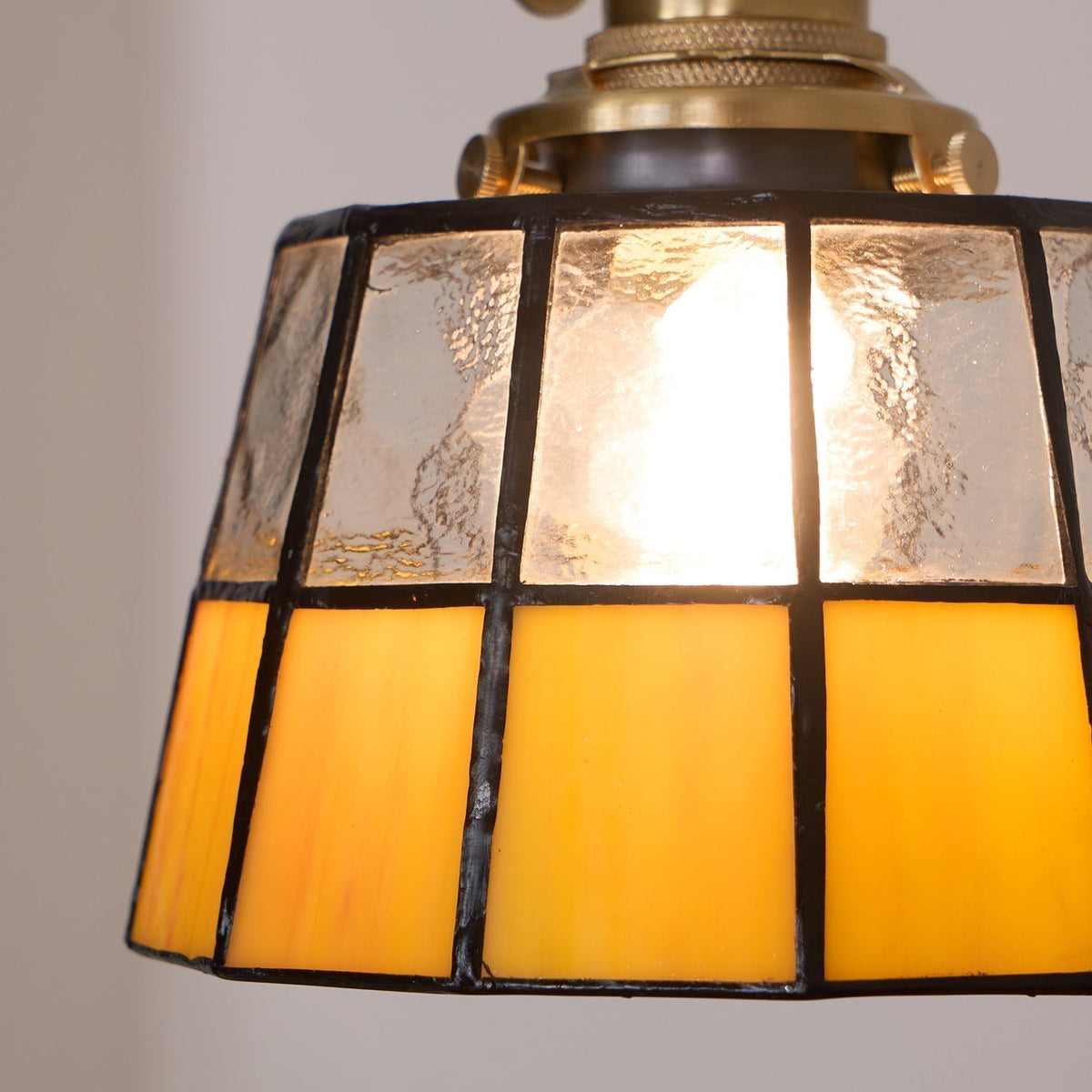 Lampada a sospensione in ottone con paralume in vetro colorato, motivo vintage e stile retrò