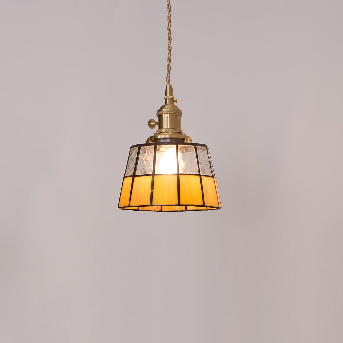Lampada a sospensione in ottone con paralume in vetro colorato, motivo vintage e stile retrò
