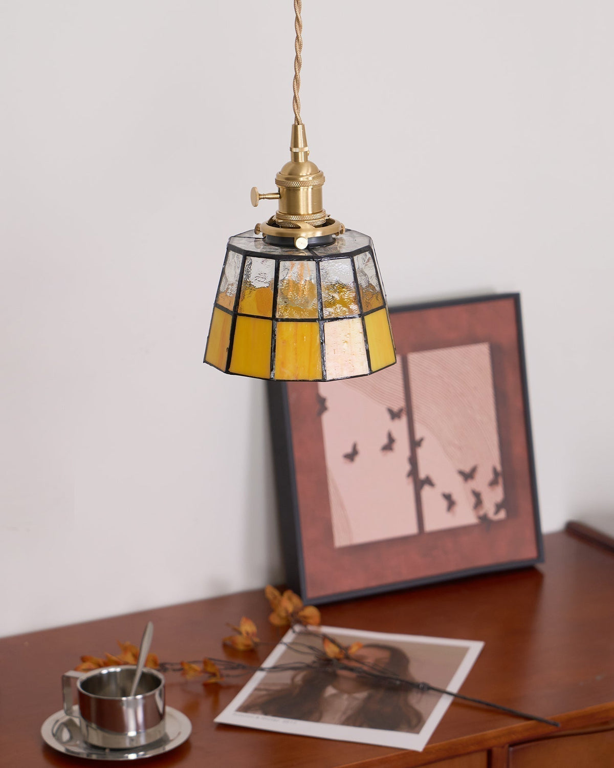 Lampada a sospensione in ottone con paralume in vetro colorato, motivo vintage e stile retrò