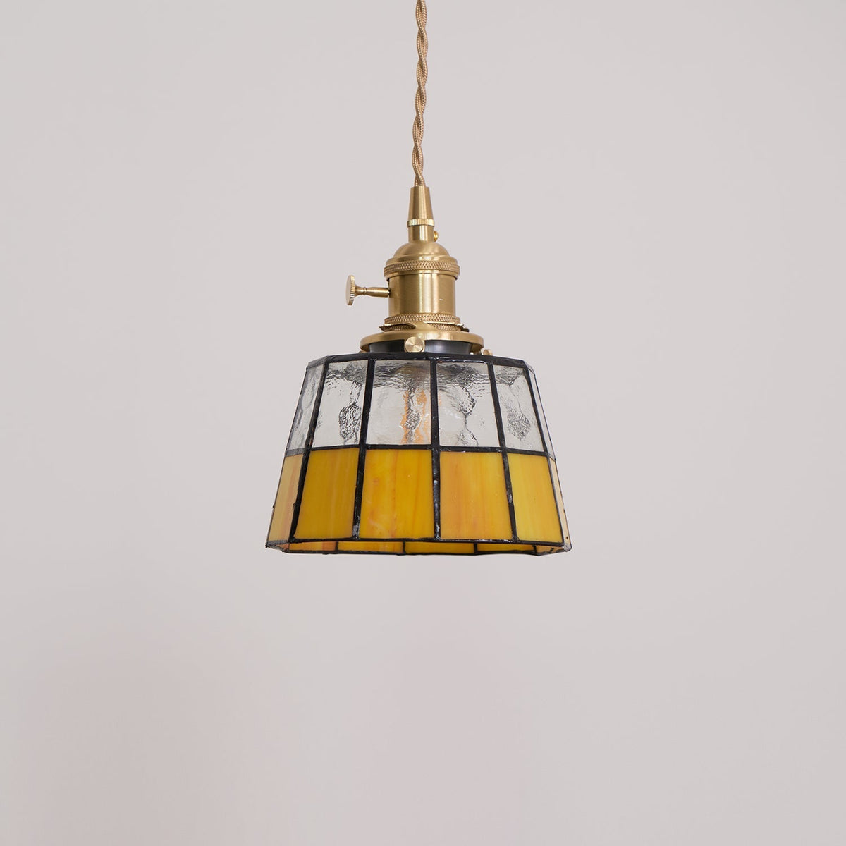 Lampada a sospensione in ottone con paralume in vetro colorato, motivo vintage e stile retrò