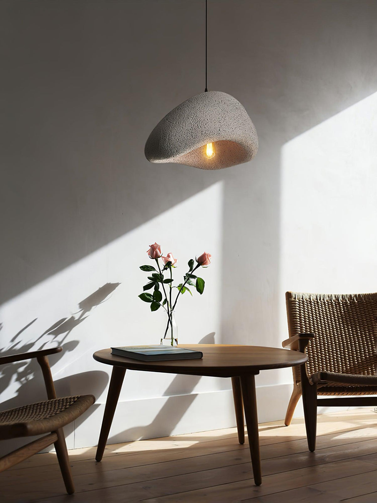 Lampada a sospensione con paralume curvo organico, texture morbida e stile artistico moderno