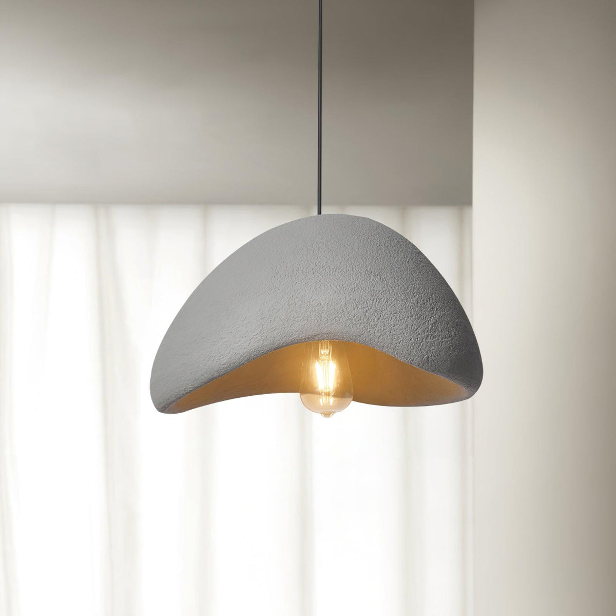 Lampada a sospensione con paralume curvo organico, texture morbida e stile artistico moderno