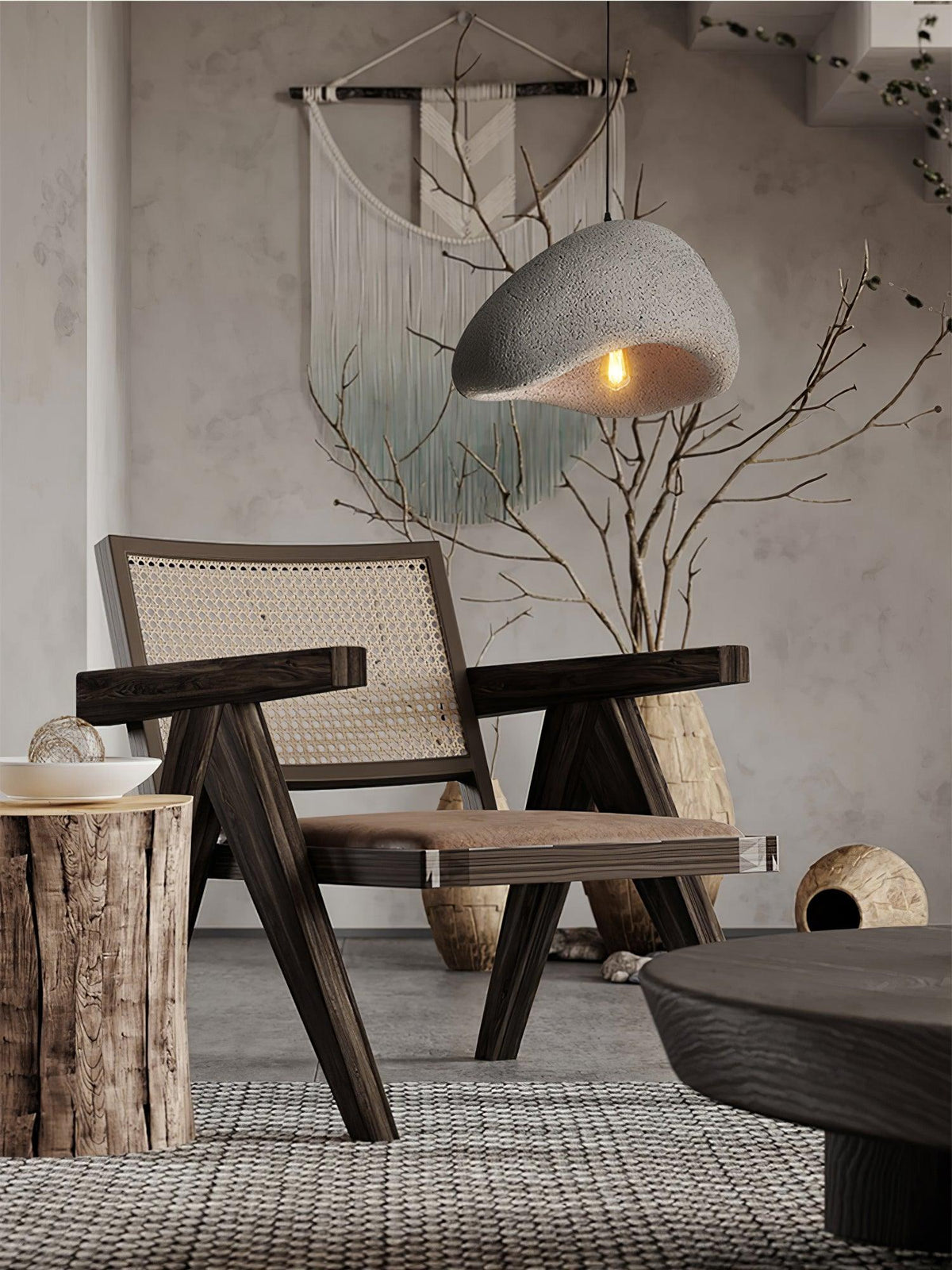 Lampada a sospensione con paralume curvo organico, texture morbida e stile artistico moderno