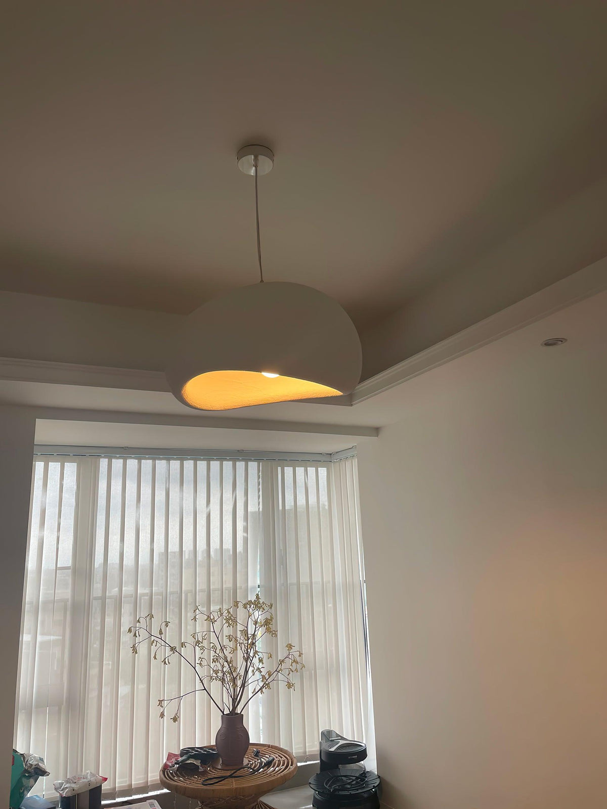 Lampada a sospensione con paralume curvo organico, texture morbida e stile artistico moderno