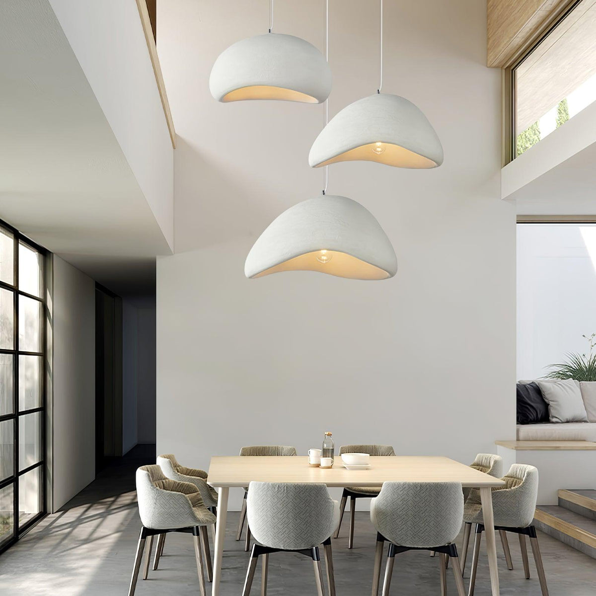 Lampada a sospensione con paralume curvo organico, texture morbida e stile artistico moderno