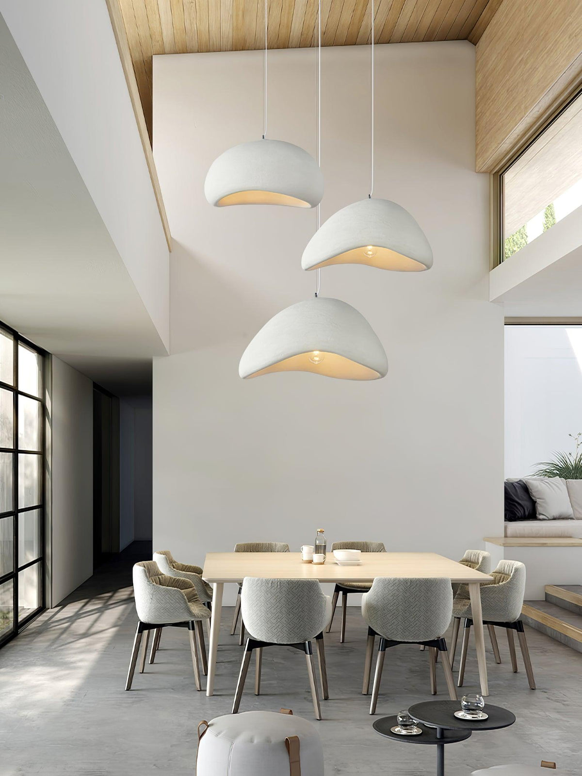 Lampada a sospensione con paralume curvo organico, texture morbida e stile artistico moderno