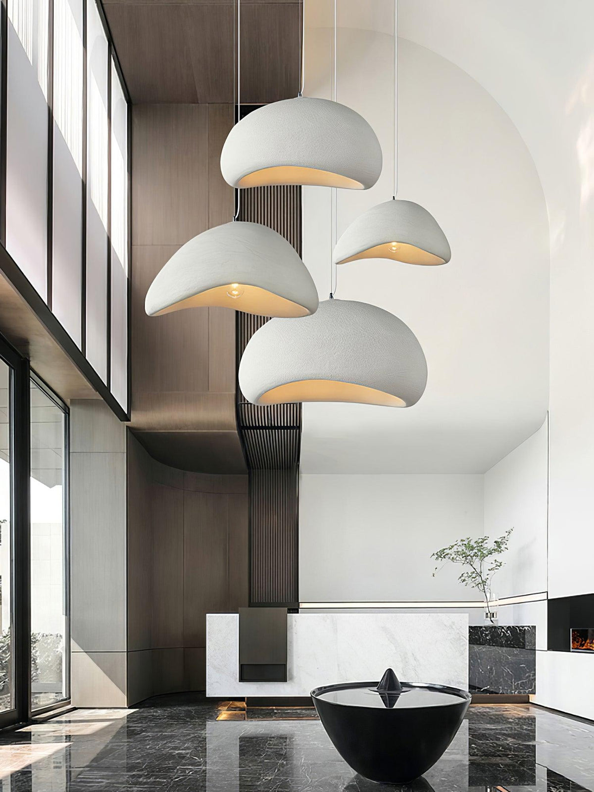 Lampada a sospensione con paralume curvo organico, texture morbida e stile artistico moderno
