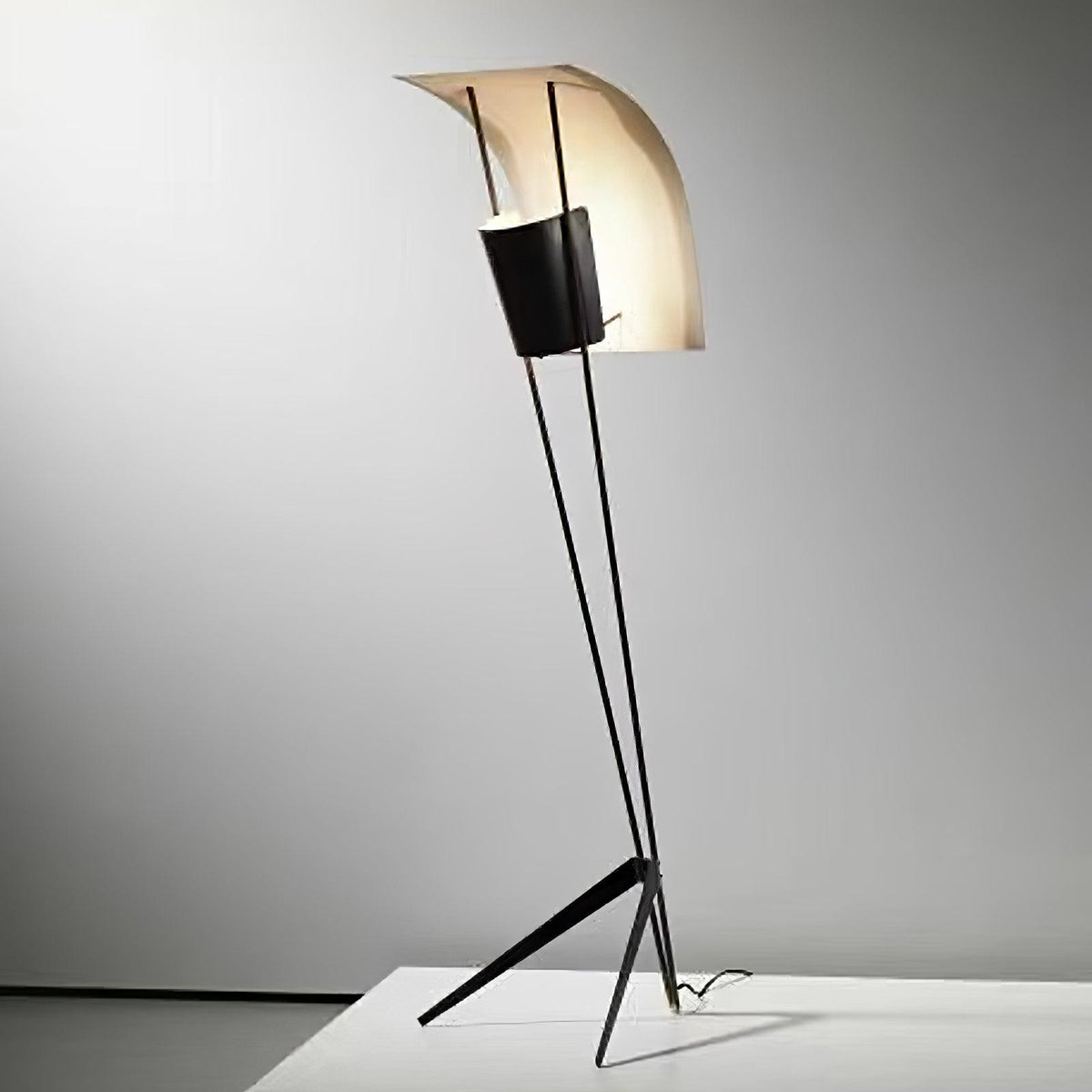 Ulvynil lampada da terra minimalista