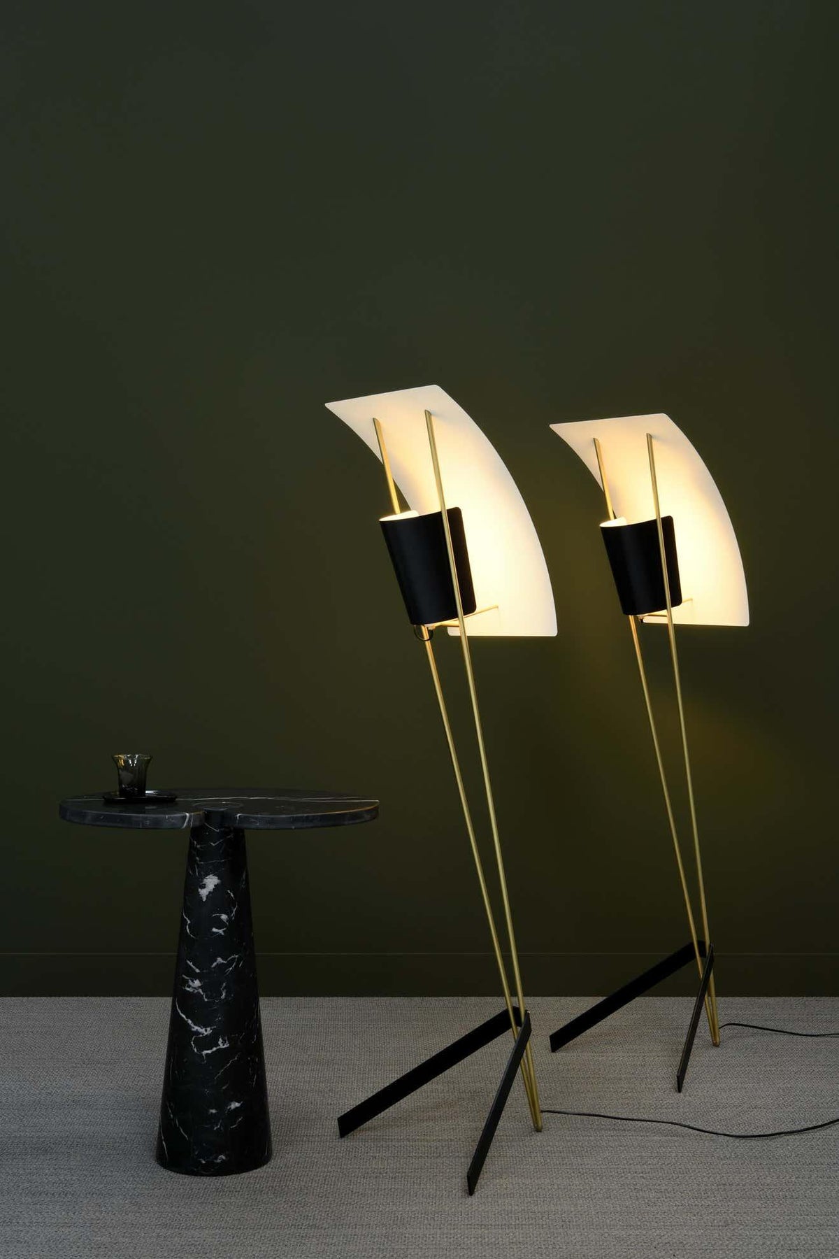 Ulvynil lampada da terra minimalista