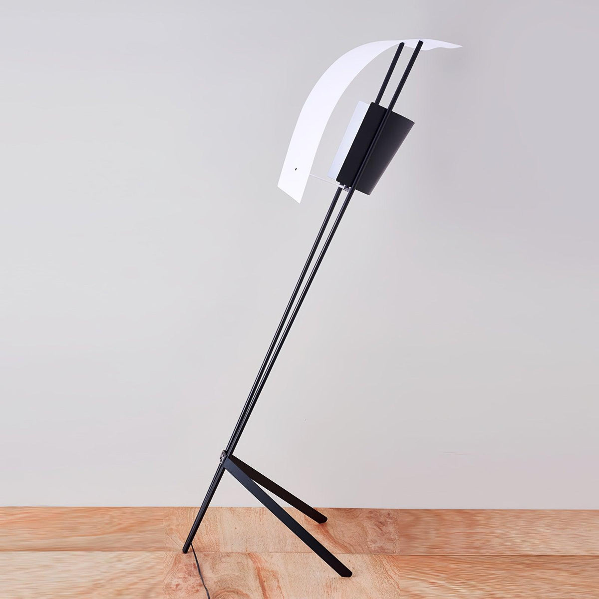 Ulvynil lampada da terra minimalista