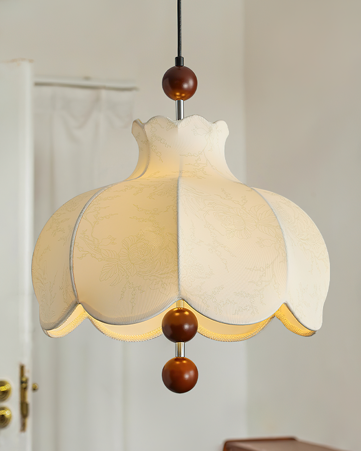 Lampada a sospensione con paralume in tessuto e dettagli in legno vintage per soggiorno
