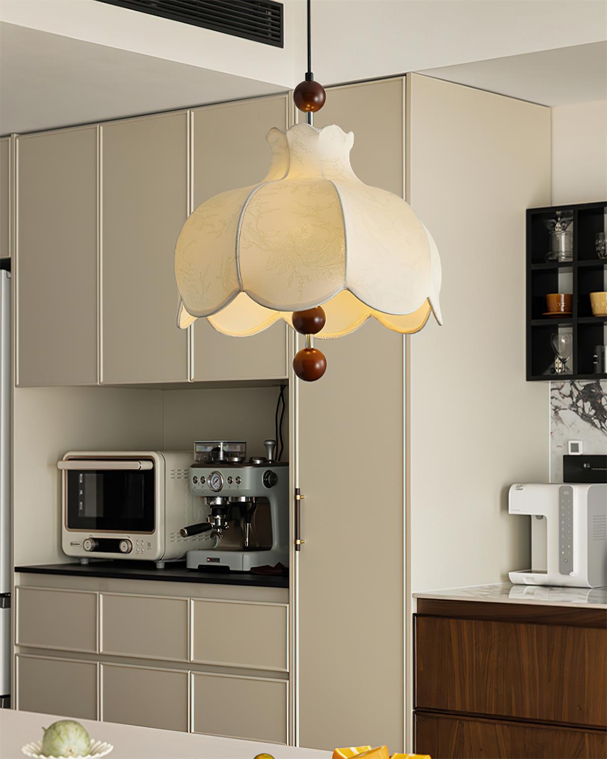 Lampada a sospensione con paralume in tessuto e dettagli in legno vintage per soggiorno