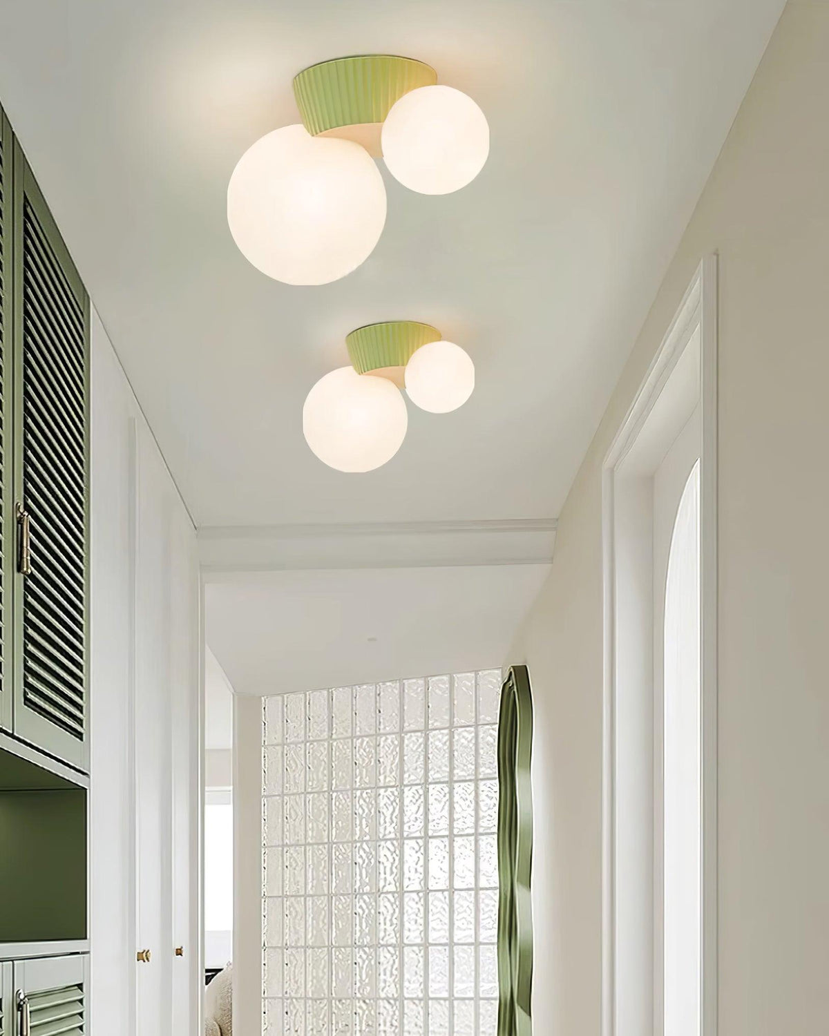 Tovae lampada da soffitto Playful Asymmetry con due globi in vetro smerigliato