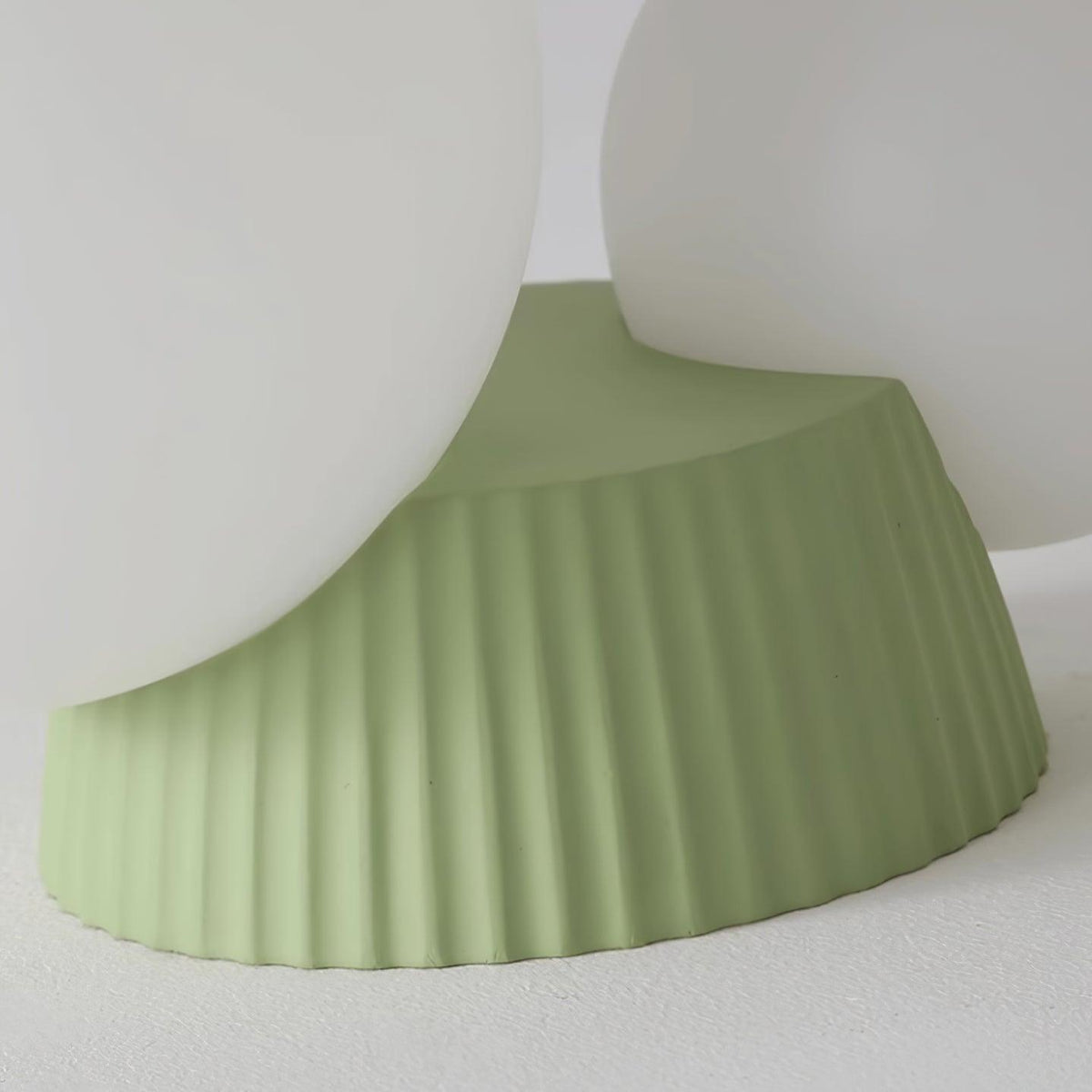 Tovae lampada da soffitto Playful Asymmetry con due globi in vetro smerigliato