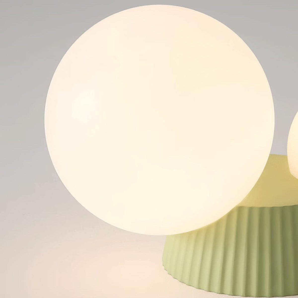 Tovae lampada da soffitto Playful Asymmetry con due globi in vetro smerigliato