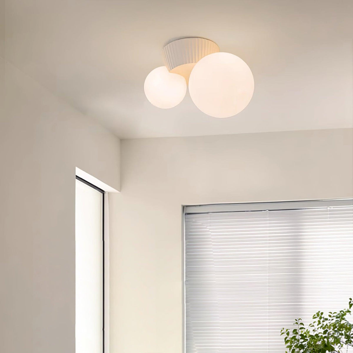 Tovae lampada da soffitto Playful Asymmetry con due globi in vetro smerigliato